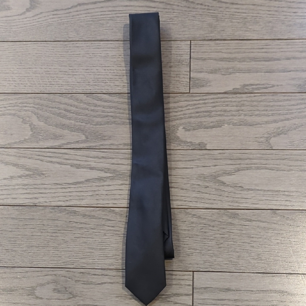 Le Chateau Classic Black Skinny Tie - Like New